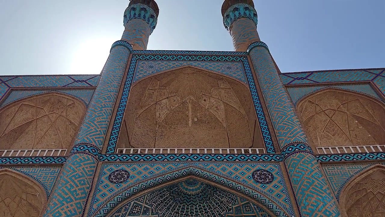 Karmaşık Mavi Çinili Cami Mimarisi'nin Alçak Açıdan Görünümü