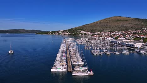 Die-Drohne-Dreht-Sich-Um-Einen-Hafen-In-Kroatien.-Luftaufnahmen-In-4K