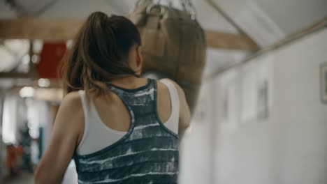 mujer entrenando con saco de boxeo