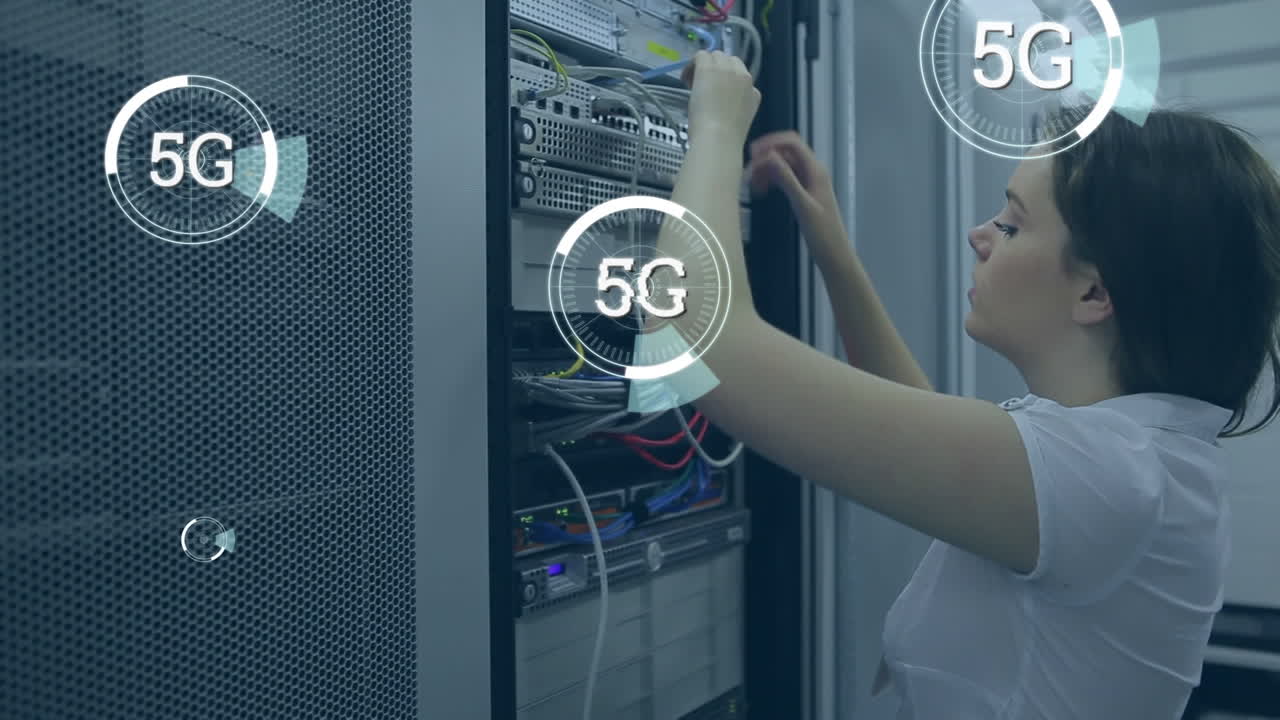 mujer técnica y 5g escrito en el medio de un círculo futurista