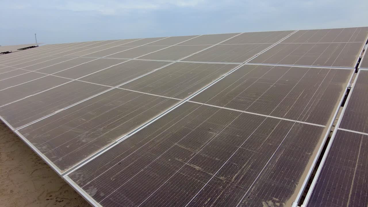 아프리카 현대 태양광 발전소의 파노라마 뷰. 먼지 가득한 태양 전지 패널이 밝은  ⁇ 빛의 날에 설치되어 있습니다. 재생 가능한 에너지 기후 변화 개념