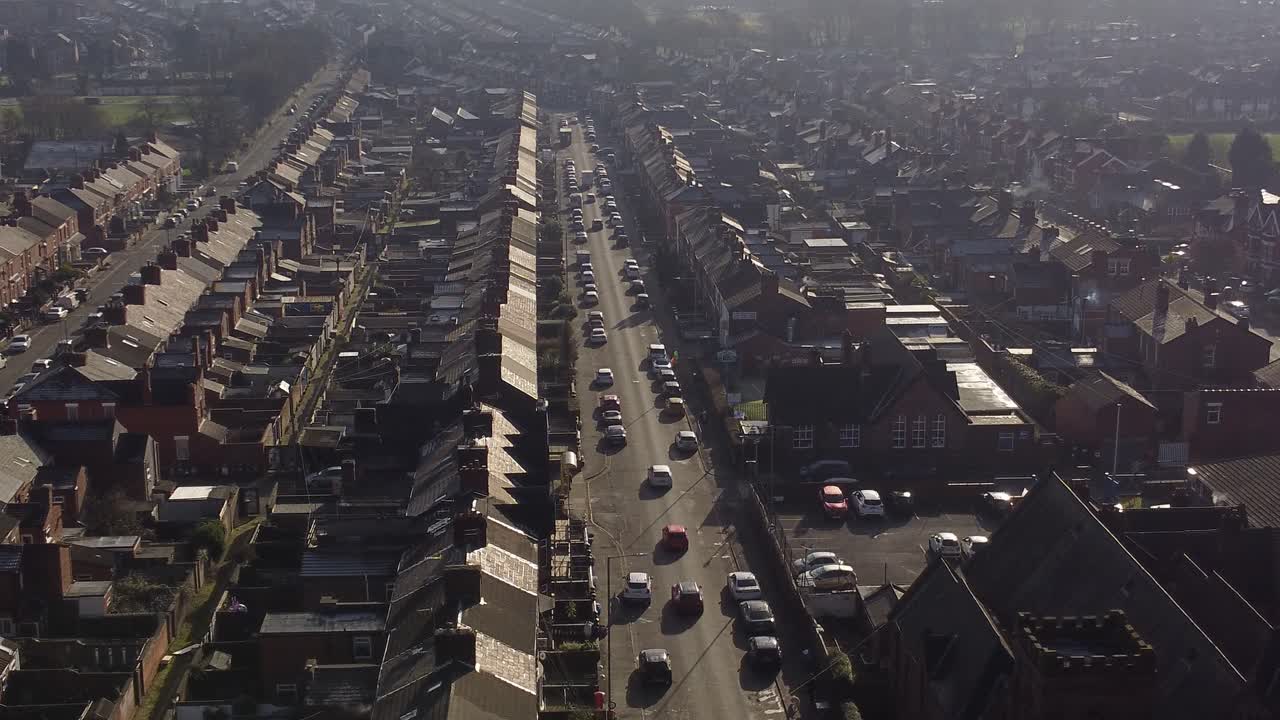 번화한 시내 중심가로 이어지는 긴 도로가 있는 세인트 헬렌스, 덴톤스 그린에 있는 계단식 주택 줄을 선회하는 공중 전망
