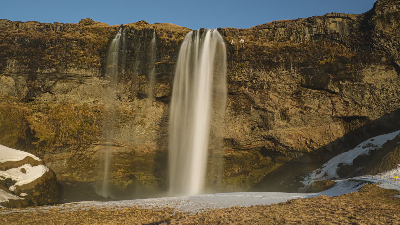 hermosa cascada seljalandsfoss en el sur de islandia en un día soleado