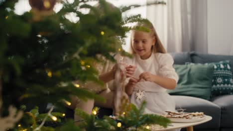 Mujer-Caucásica-E-Hija-Haciendo-Colgantes-De-Pan-De-Jengibre-Para-El-árbol-De-Navidad.