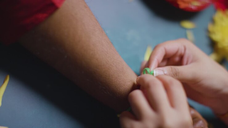 La sorella lega il Rakhi al fratello per il Raksha Bandhan