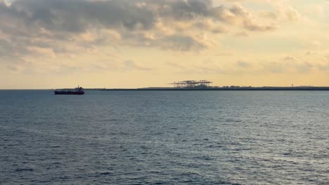 Sonnenuntergang-Im-Hafen-Von-Barcelona-Skyline-Flugzeuglandung