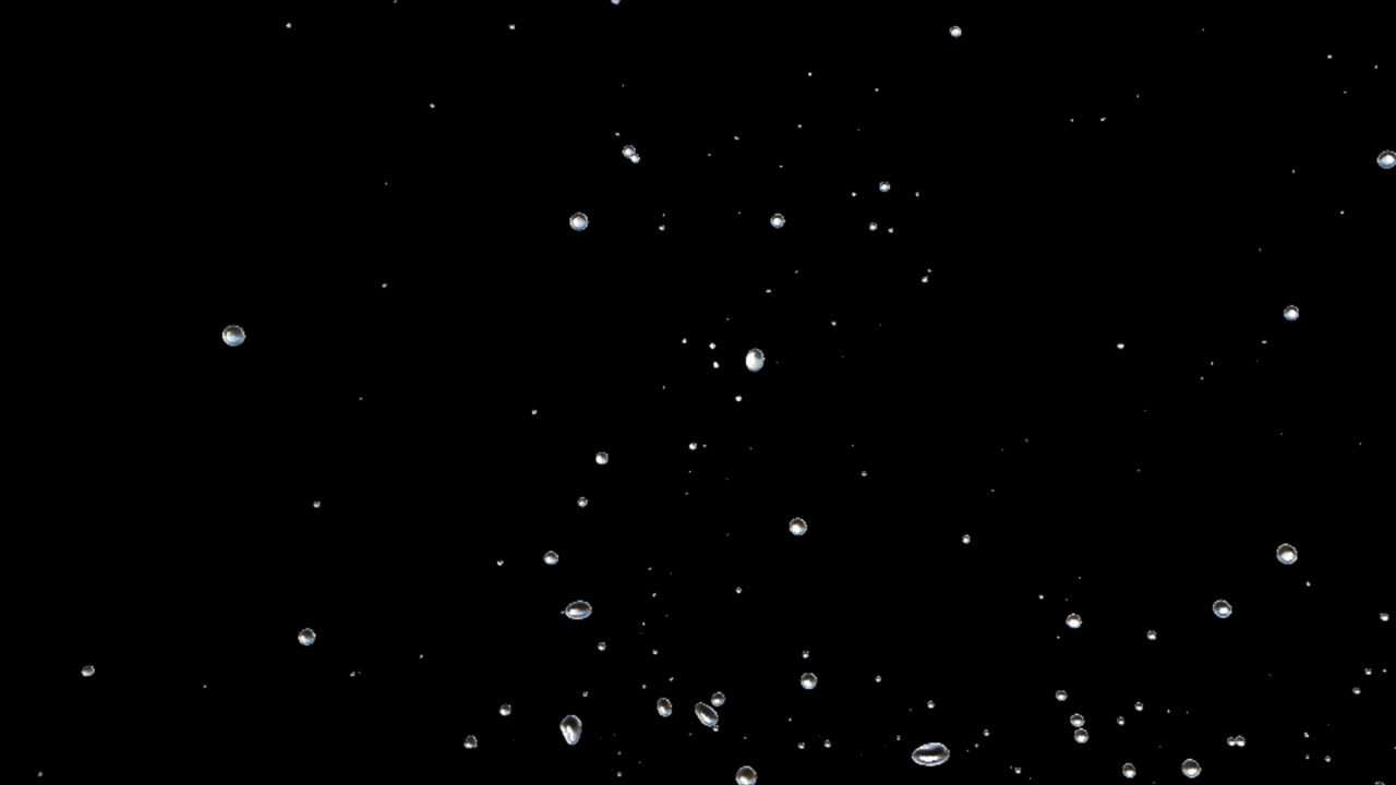 капли воды, брызгающие на черном фоне