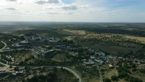 Movimiento-Trasero-Aéreo-4k-Del-Pueblo-De-Monsaraz,-Portugal