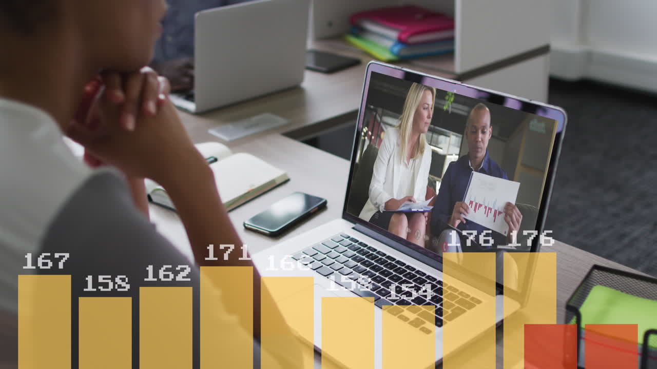 animación de procesamiento de datos estadísticos en vista trasera de una mujer haciendo una llamada de video en una computadora portátil en casa
