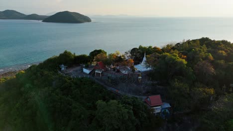 Panorámica-Del-Templo-En-Una-Colina-Con-Islas-En-La-Distancia