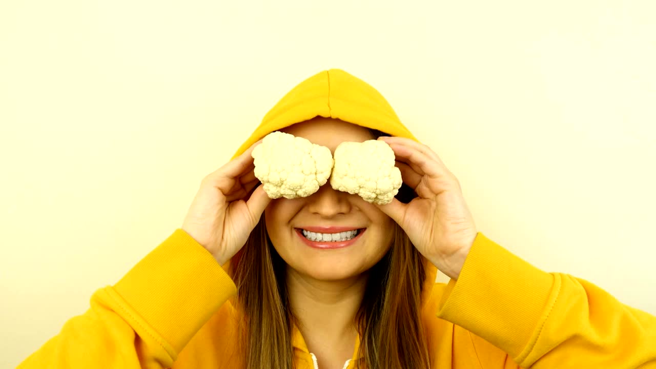 신선한 채소와 눈을 가진 멋진 백인 모델. 스 모션 루프.