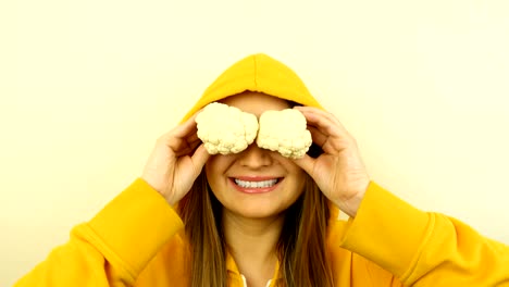 modelo caucásico de lujo con verduras frescas en los ojos.