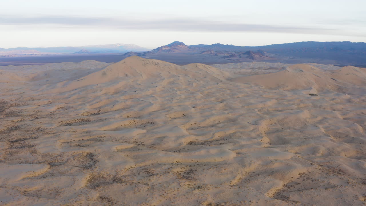 vasto paisaje de dunas de arena del desierto al atardecer visto desde arriba por drones