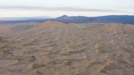 Vasto-Paisaje-De-Dunas-De-Arena-Del-Desierto-Al-Atardecer-Visto-Desde-Arriba-Por-Drones