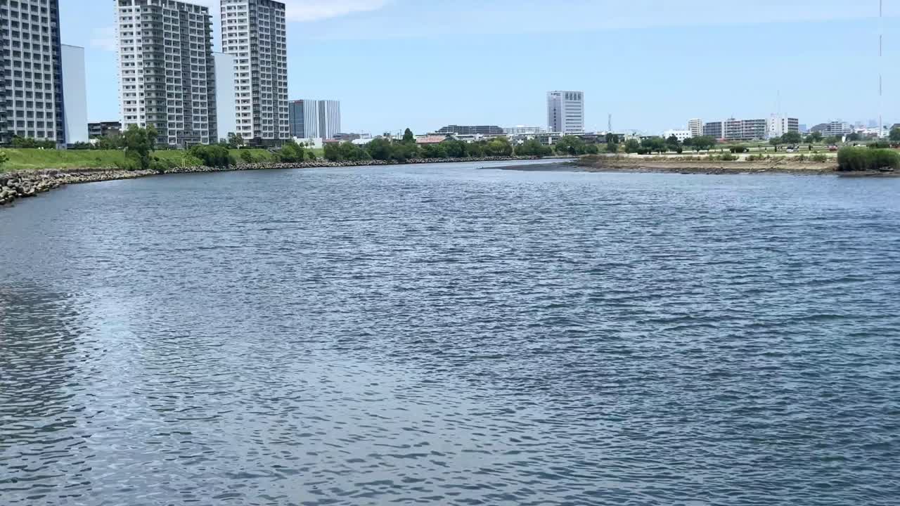 은 날 푸른 풍경을 가로질러 흐르는 조용한 강