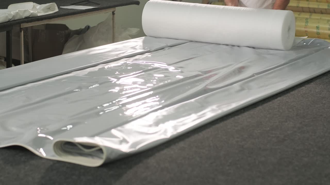 производство натяжных потолков на заводе, рулоны ткани