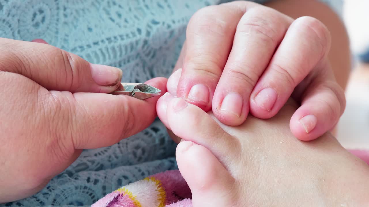 maestro pedicurista haciendo cutícula de corte de pedicura con pinzas para uñas en los dedos de los pies del cliente en un salón de belleza-3
