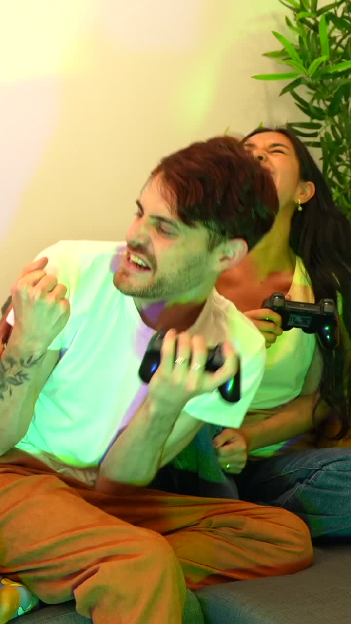 amigos jugando videojuegos juntos