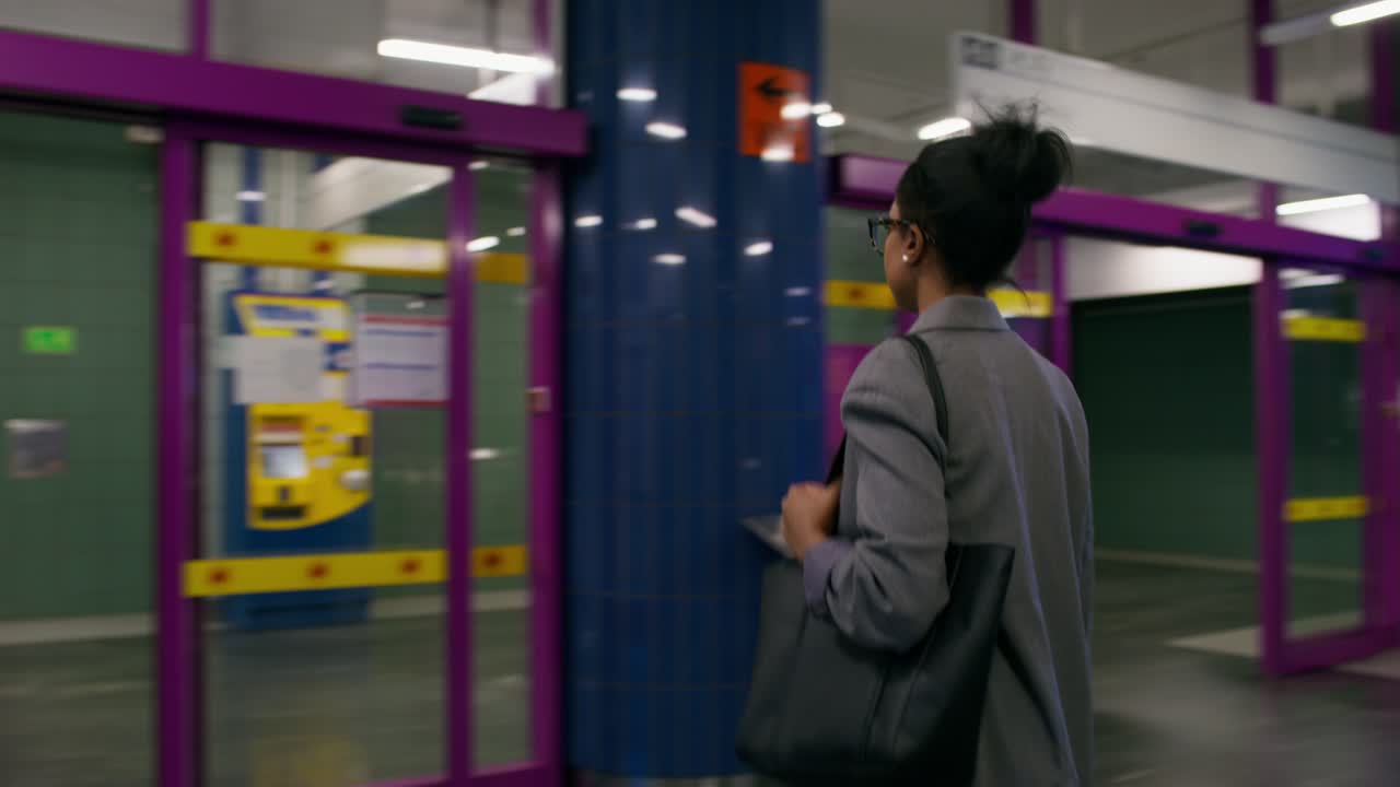 Donna d'affari alla stazione della metropolitana