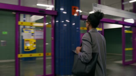 mujer de negocios en la estación de metro