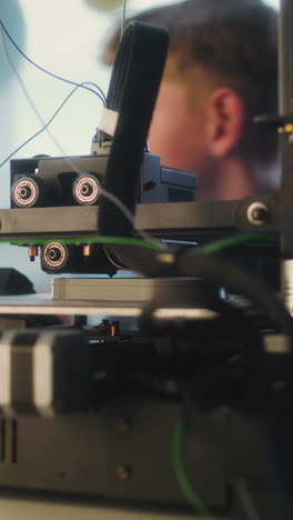 child learning about 3d printing