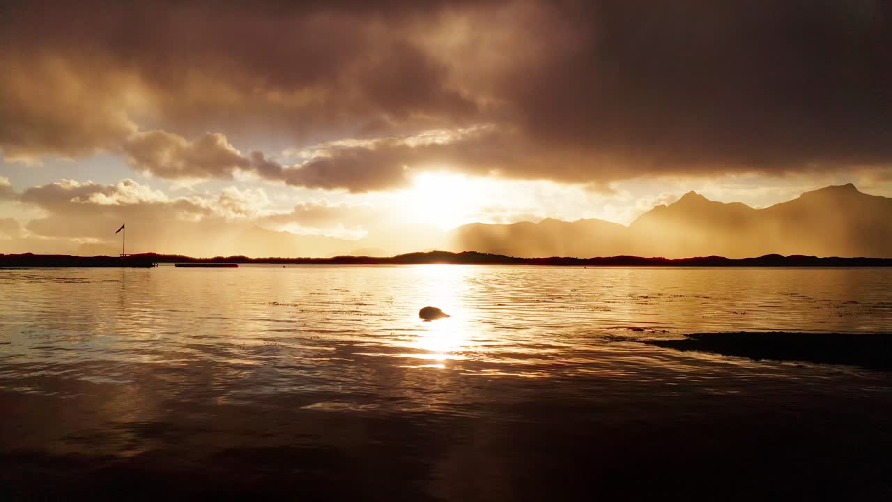 Luftfoto af en utrolig solnedgang over fjordene på Lofoten, Norge