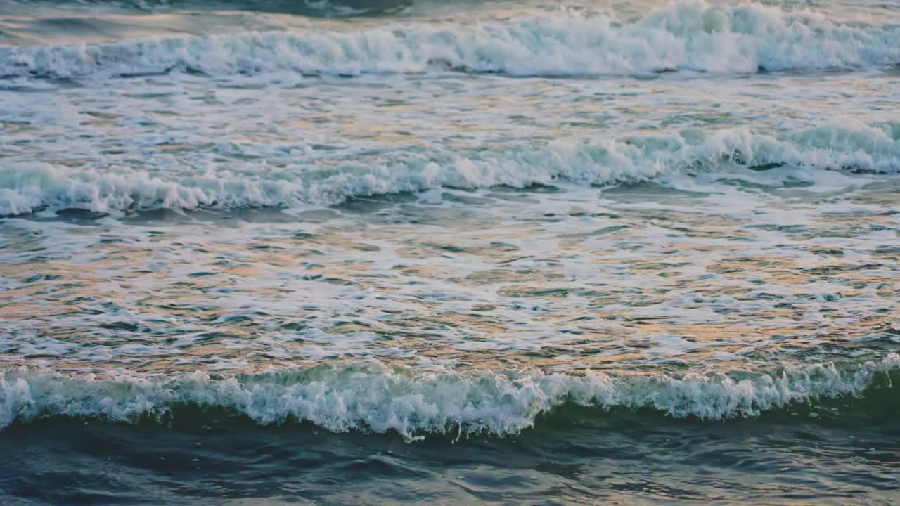 일몰 후 진정 매크로 바다 파도