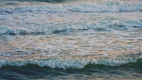 calma macro olas del océano después de la puesta del sol