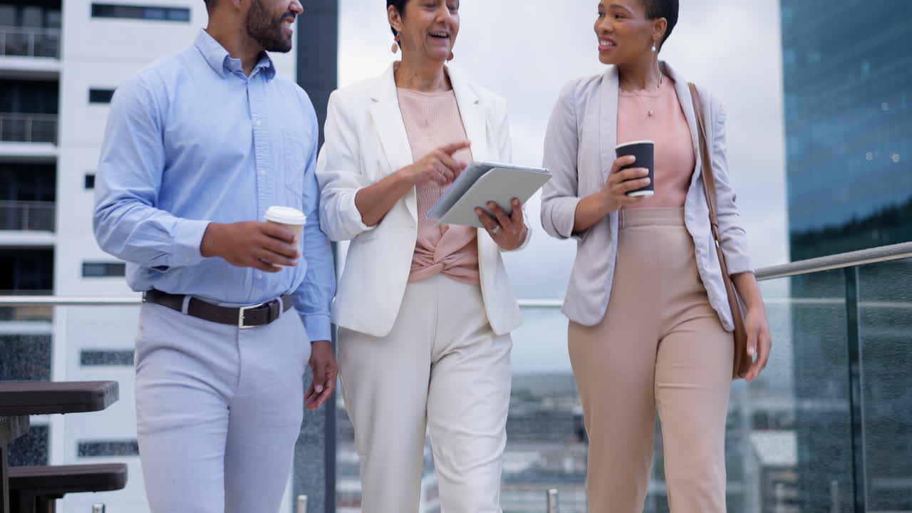 발코니에서  ⁇ 고, 이야기하고, 사업하는 사람들