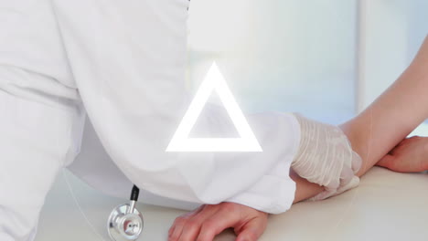animación de triángulos y escaneo de alcance sobre el médico y la paciente