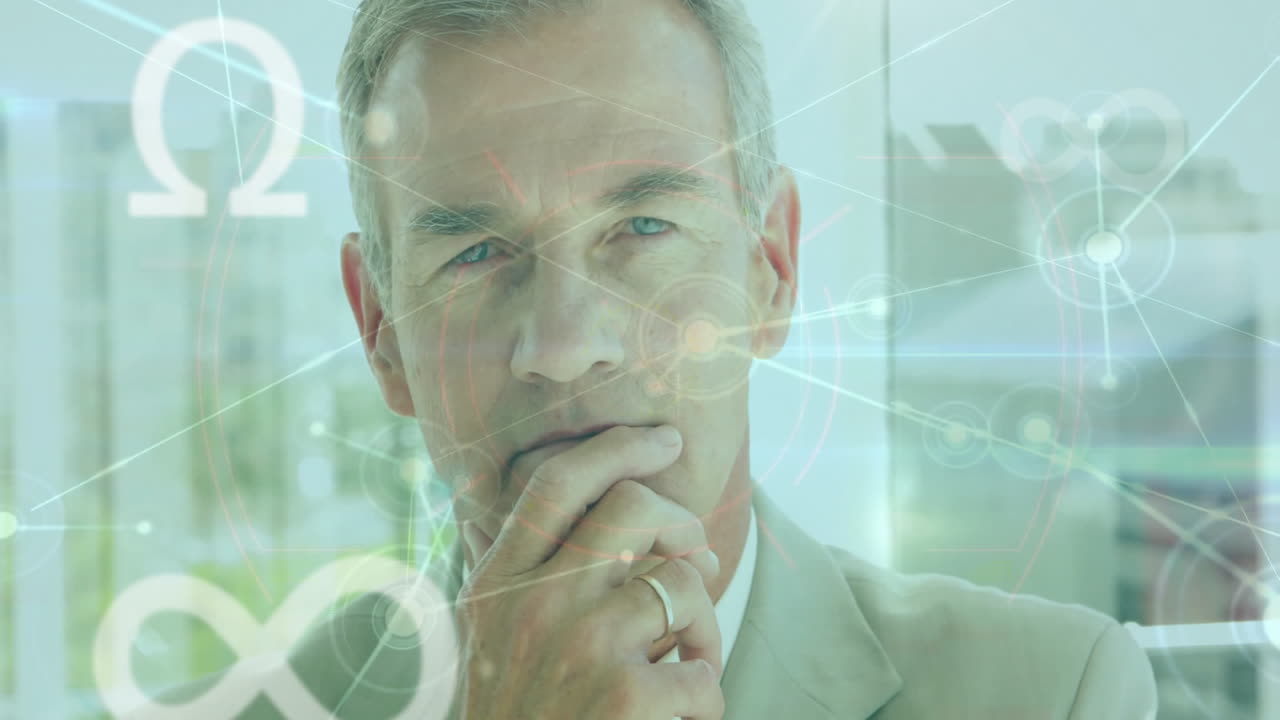 커뮤니케이션 네트워크의 애니메이션과 그리스 알파 기호가 미소 짓는 백인 사업가