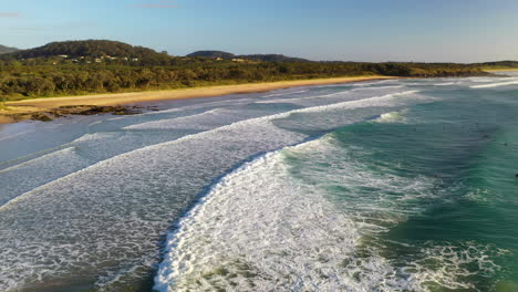 Schöne-Drohnenaufnahme-Von-Meereswellen,-Die-In-Coffs-Harbour,-Australien,-Zusammenbrechen