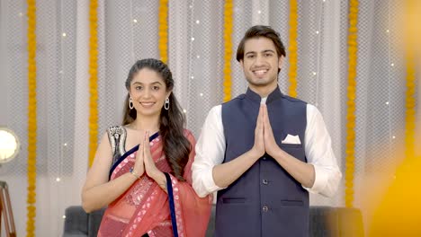 pareja india haciendo namaste