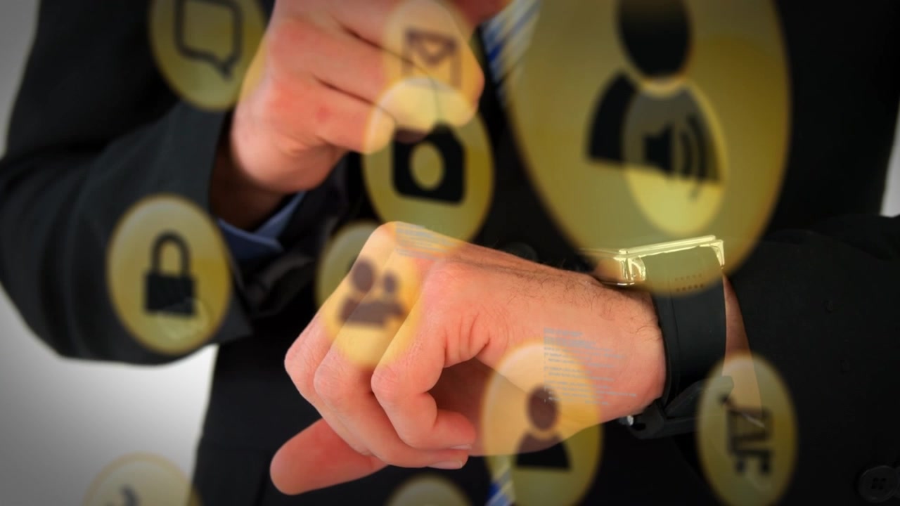 Animazione di icone tecnologiche sulle mani di un uomo caucasico che usa uno smartwatch.