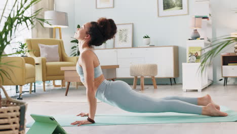 Yoga,-Trainieren-Sie-Eine-Schwarze-Frau-Mit-Tablet-In-Ihrem-Zuhause