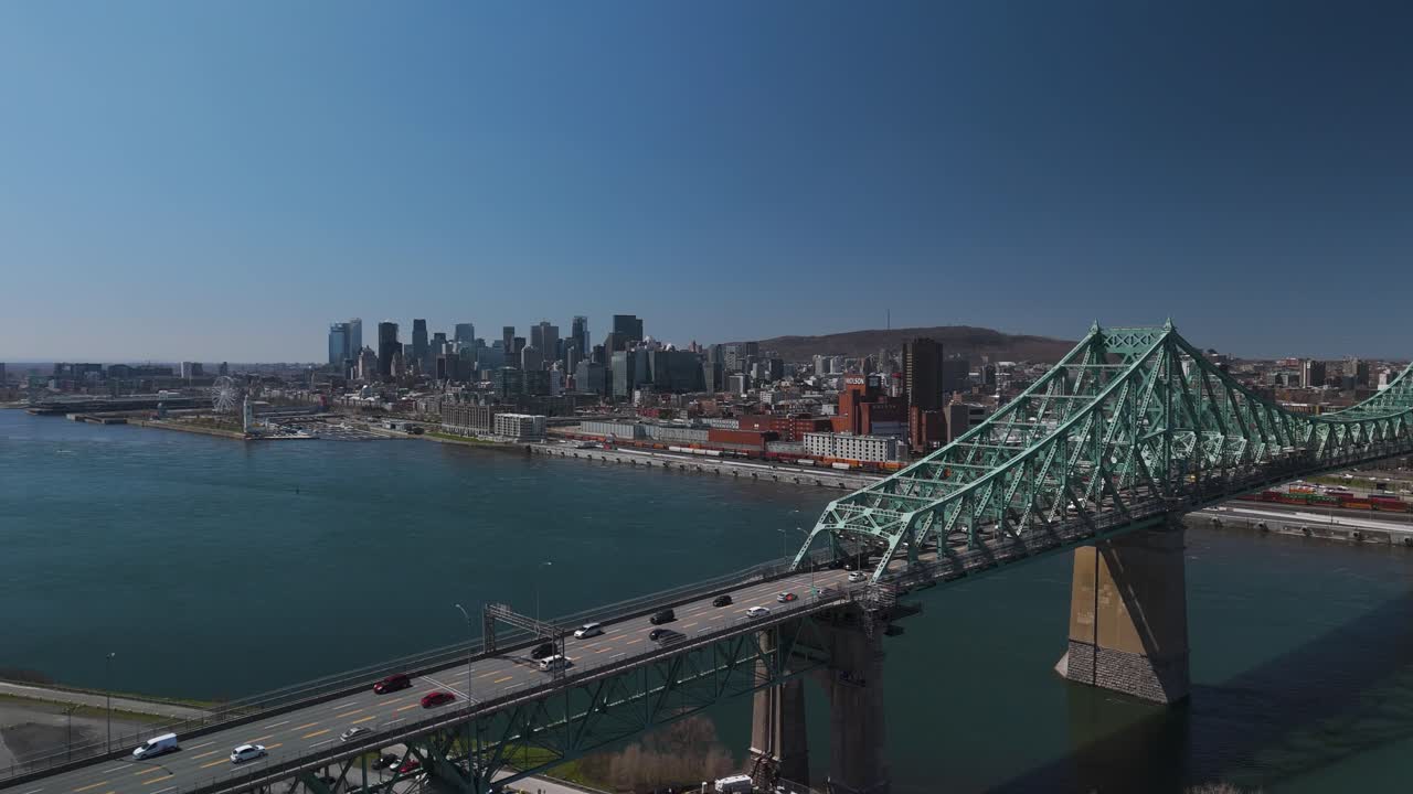 캐나다 주 몬트리올 섬에서 세인트 로렌스 강을 가로지르는 자크 카르티에 다리 칸티레버 다리에서 운행되는 자동차의 공중 사진