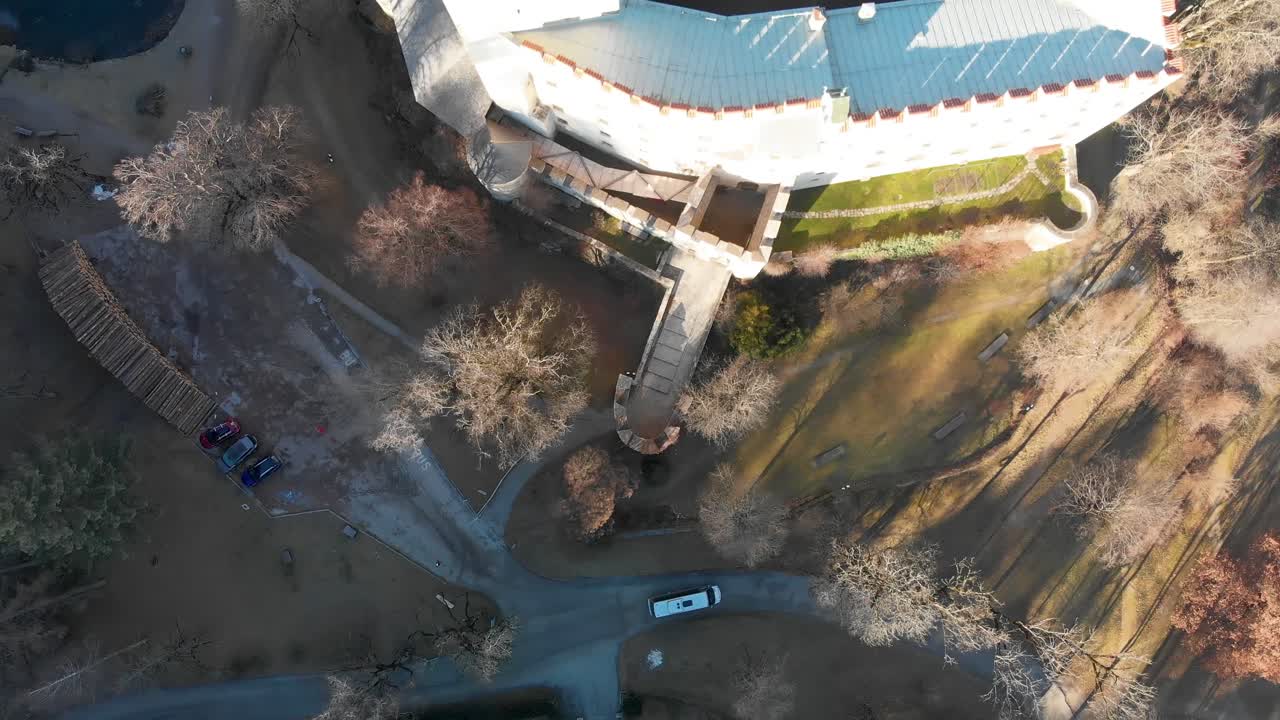 panorámica aérea hacia abajo y vista ascendente sobre el castillo de lienz en austria