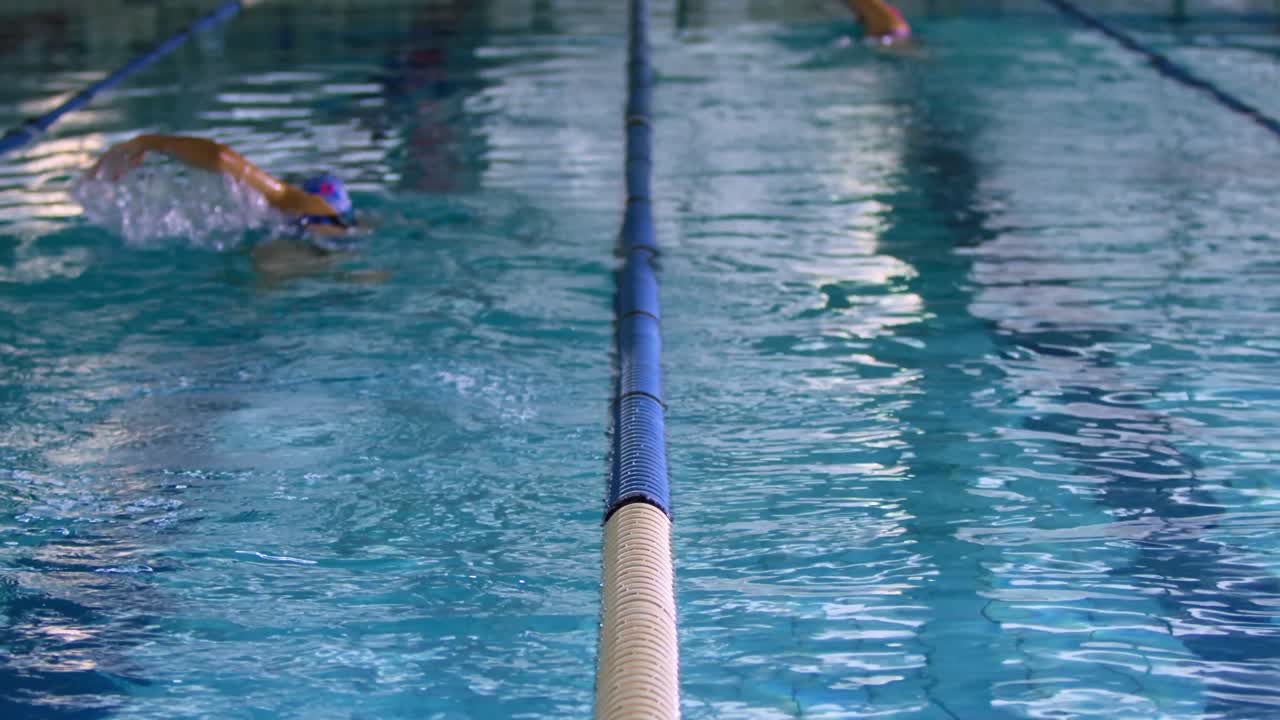 Nadadores treinando em uma piscina