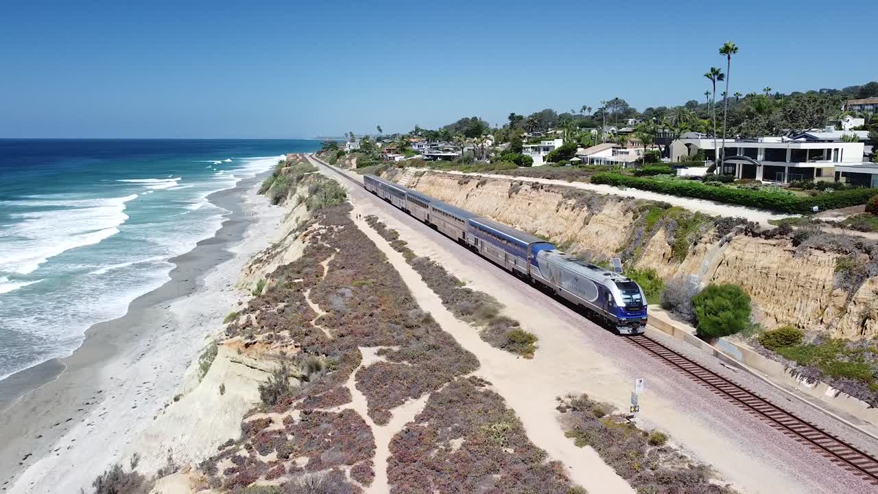 toma aérea del tren surfliner bajando delmar