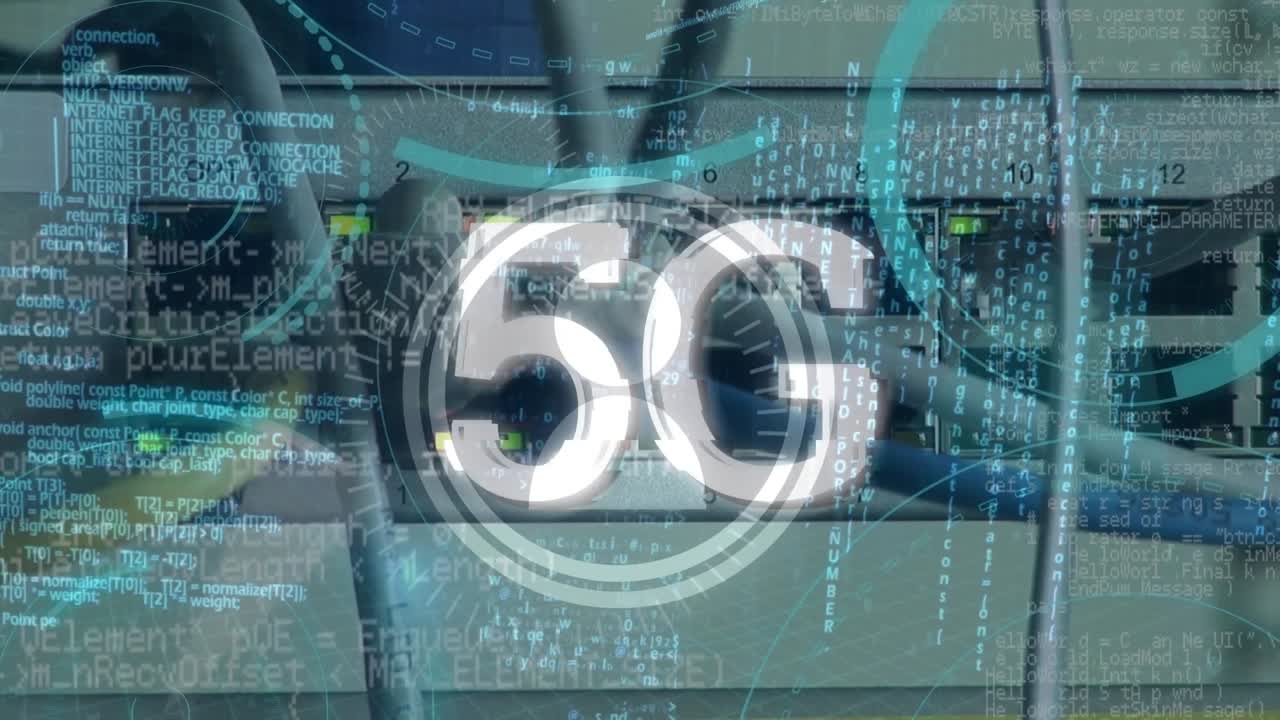 Animación de iconos y procesamiento de datos sobre la sala de servidores