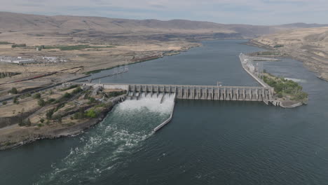 antena de drones de una represa hidroeléctrica a lo largo del