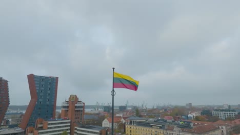 vista aérea: la bandera del estado de lituania ondea en el mástil