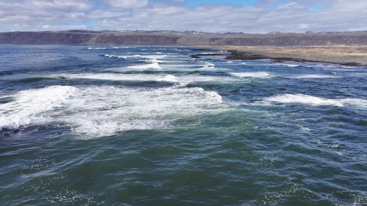 파란 하늘과  구름이 비디오에서 바다와 태양의 넓은 과 함께 밝게 빛나고 있습니다.