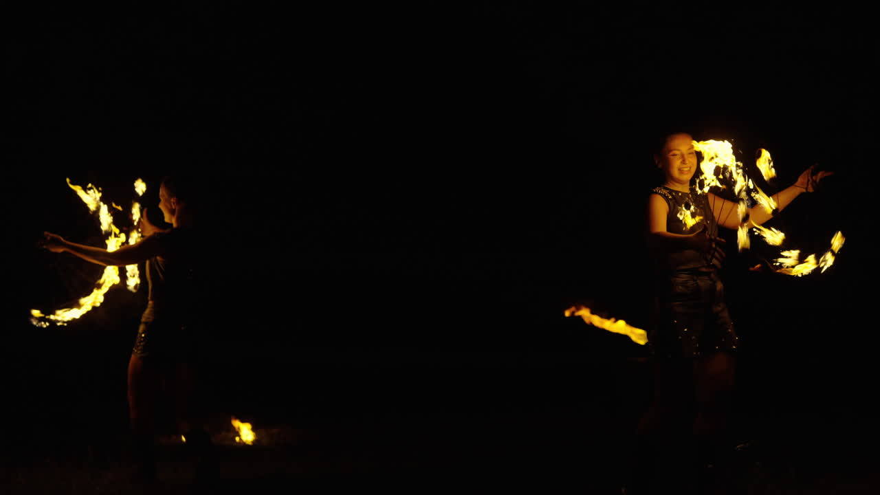 espectáculo de bailarines de fuego por la noche