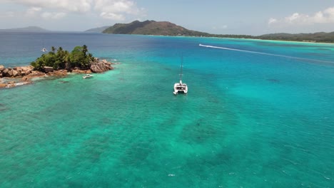 Anclas-De-Catamarán-Frente-A-La-Pequeña-Isla-De-St.