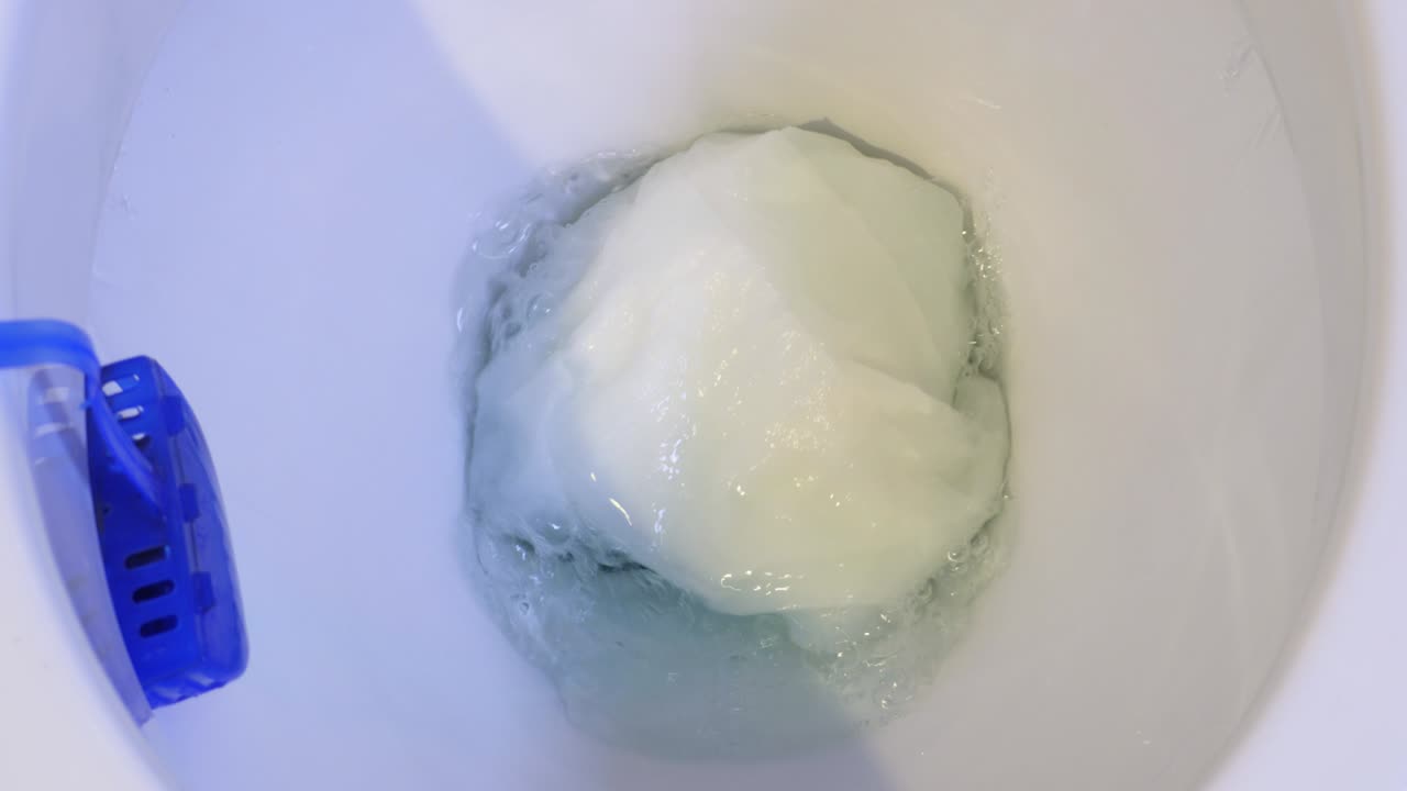 el agua se descarga en el inodoro de cerca.