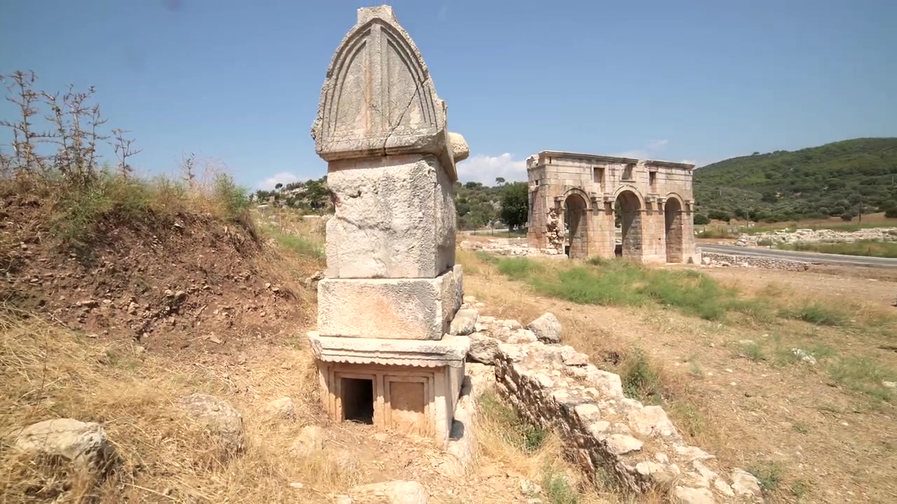 Sarcofago Licio Antico e Arco Romano nelle Rovine di Patara