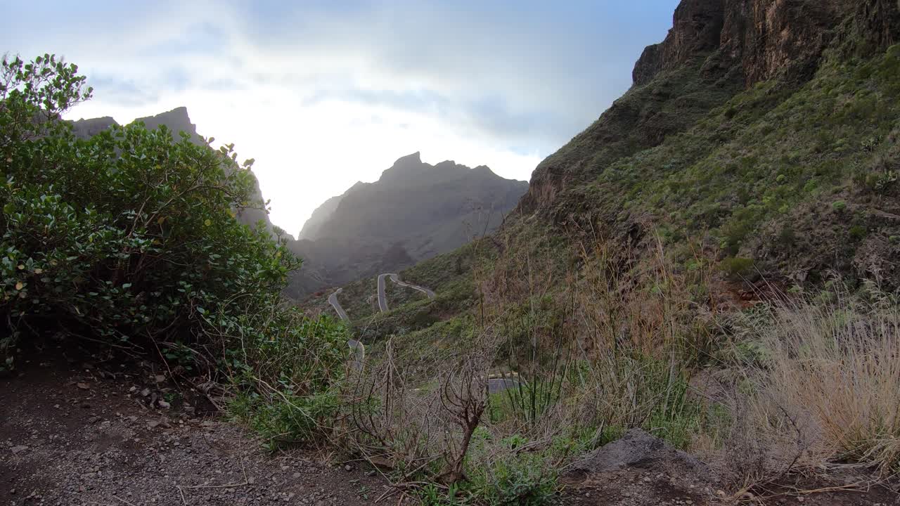 lapso de tiempo de cambio de luz solar y nubes con destello de cámara en el parque nacional de masca, tenerife