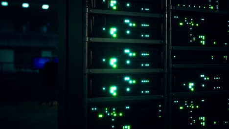 interior industrial limpio de una sala de servidor de datos con servidores