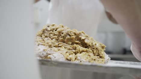 primer plano de mano de una masa de masa para dulces que se apilan unos encima de otros en una fábrica de dulces en medina sidonia por los panaderos